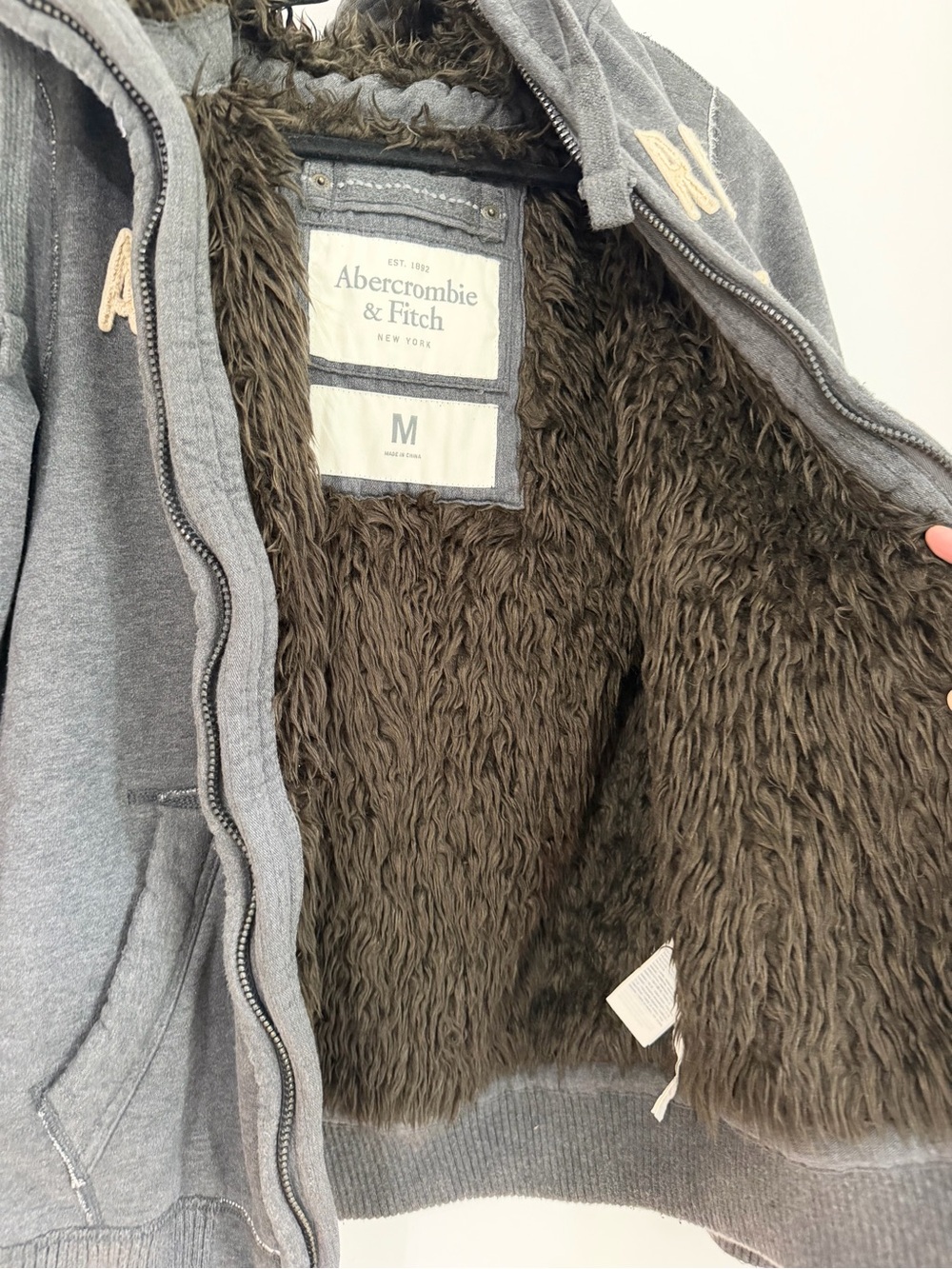 Vintage Abercrombie & fitch grey wolf jaw medium spell out fur y2k 2000 - Picture 4 of 5